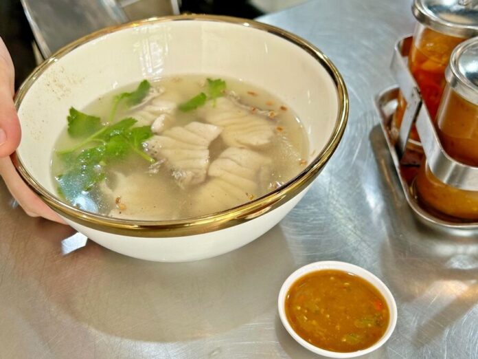 นายหน่องข้าวต้มปลา เครื่องแน่นสดเด้งฉ่ำ ซุปหอมอร่อยไม่คาว