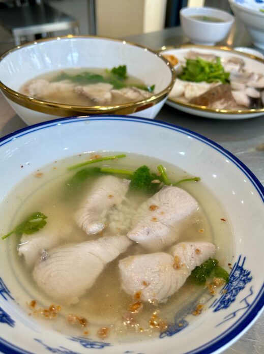 นายหน่องข้าวต้มปลา เครื่องแน่นสดเด้งฉ่ำ ซุปหอมอร่อยไม่คาว