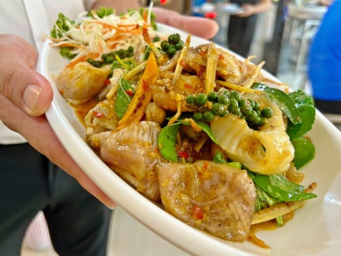 นายหน่องข้าวต้มปลา เครื่องแน่นสดเด้งฉ่ำ ซุปหอมอร่อยไม่คาว