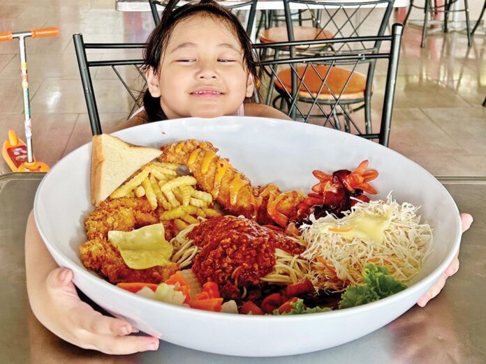 อ้วนผอมสเต๊กจานดาวเทียม ร้านคู่ตำนานตลาดสามย่าน