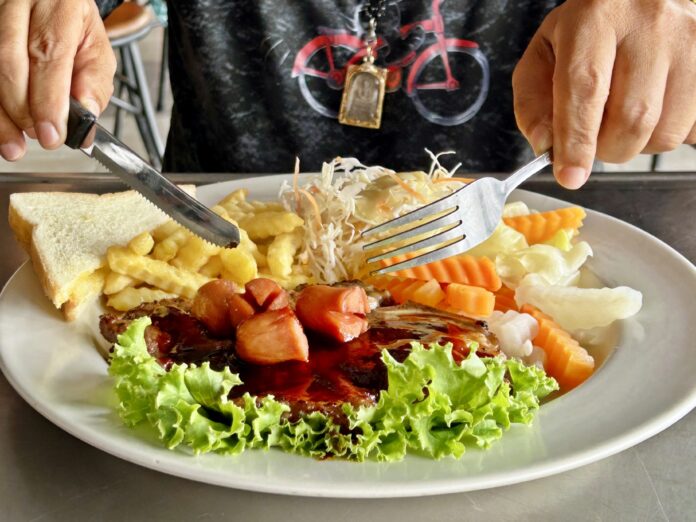 อ้วนผอมสเต๊กจานดาวเทียม ร้านคู่ตำนานตลาดสามย่าน