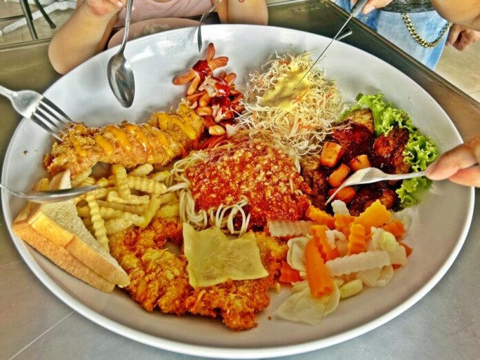 อ้วนผอมสเต๊กจานดาวเทียม ร้านคู่ตำนานตลาดสามย่าน