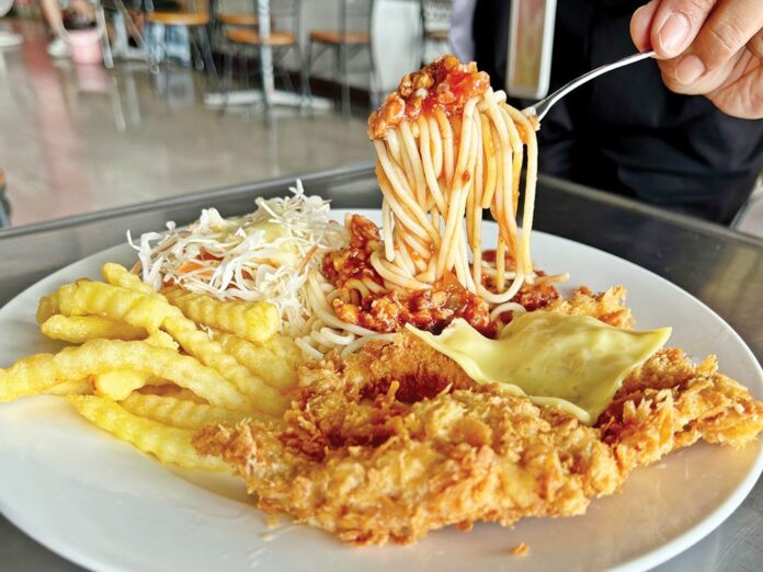 อ้วนผอมสเต๊กจานดาวเทียม ร้านคู่ตำนานตลาดสามย่าน