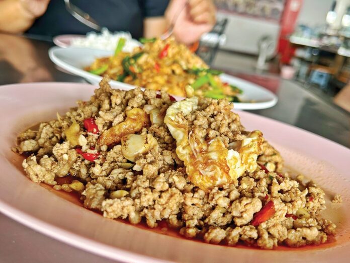 อ้วนผอมสเต๊กจานดาวเทียม ร้านคู่ตำนานตลาดสามย่าน