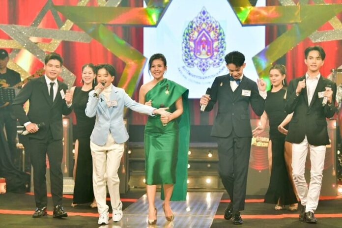 นก บริพันธ์ นำทัพความสนุก โอบะ-หลุยส์ ปล่อยมุกกระจาย เติมสีสันเวทีลูกทุ่ง