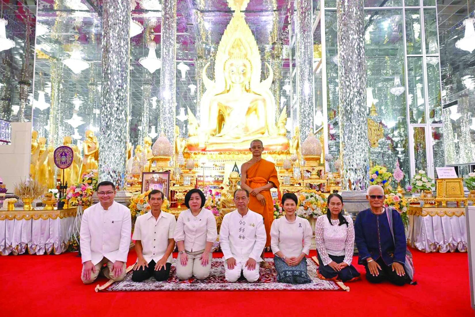 สดจากหน้าพระ