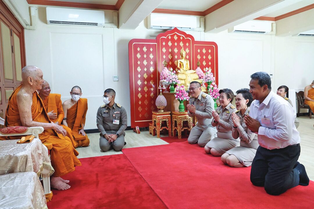 สดจากหน้าพระ