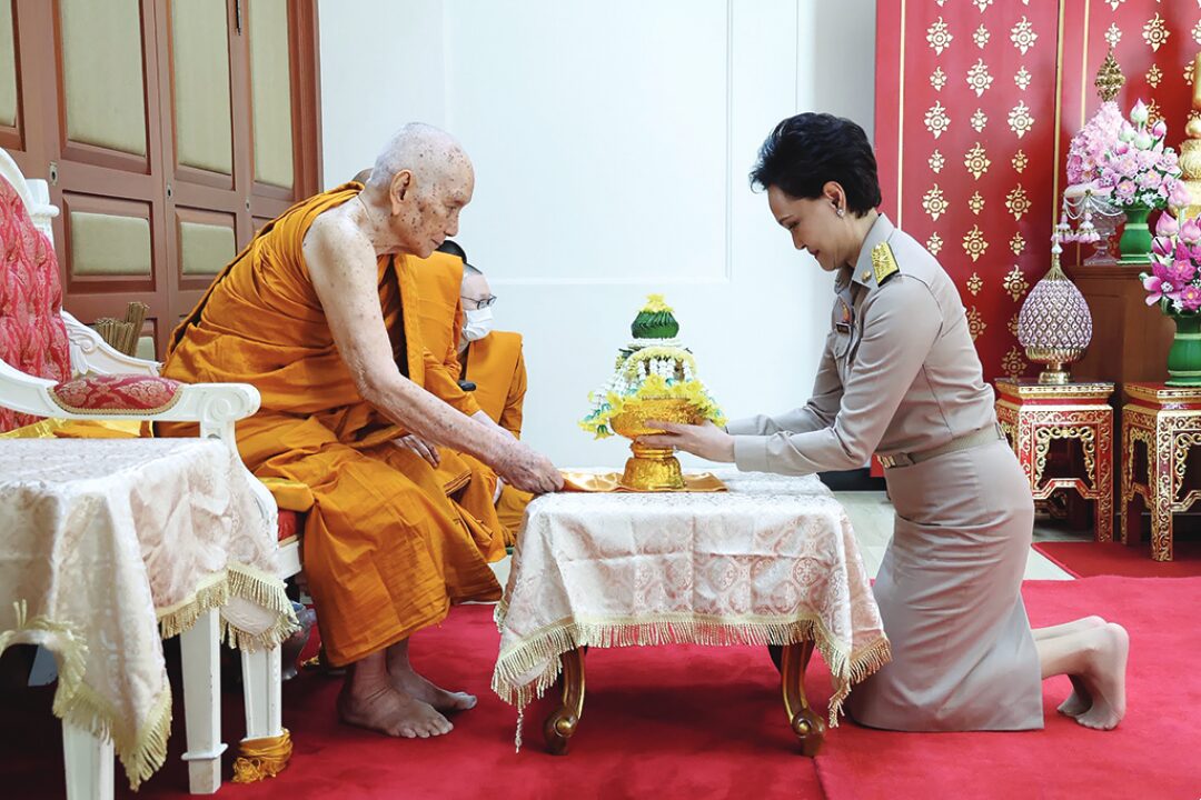 สดจากหน้าพระ