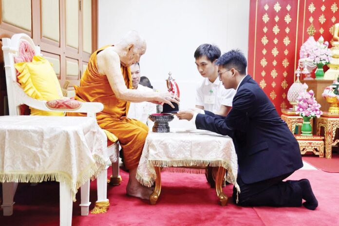สดจากหน้าพระ