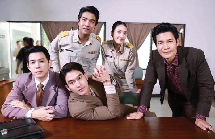 เบื้องหลังมายา