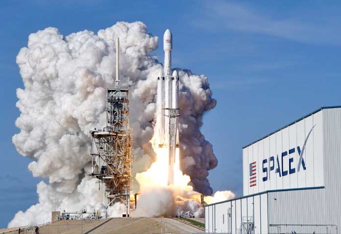 ภาพถ่ายจากแฟ้มภาพ - จรวด Falcon 9 ของ SpaceX ทะยานขึ้นจากแท่นปล่อยจรวด 39A ที่ศูนย์อวกาศเคนเนดี ในเคปคานาเวรัล รัฐฟลอริดา เมื่อวันอังคารที่ 6 กุมภาพันธ์ 2018