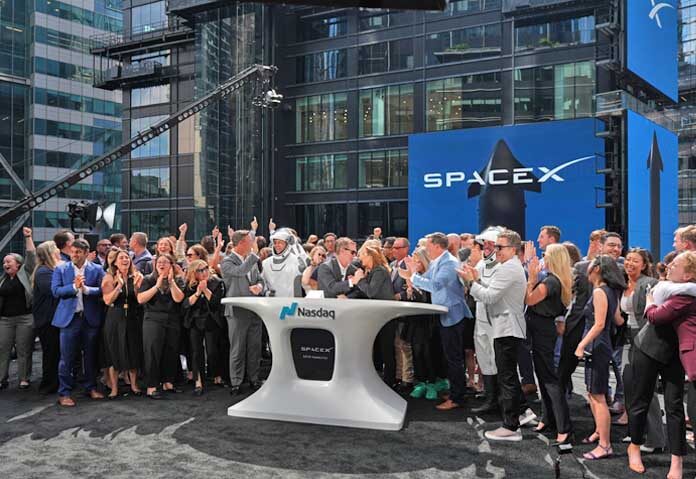 พนักงานของ SpaceX ร่วมฉลองในพิธีปิดการซื้อขายหุ้น IPO ของ SpaceX ที่ตลาดหลักทรัพย์ Nasdaq ในนิวยอร์ก เมื่อวันศุกร์ที่ 12 มิถุนายน 2026