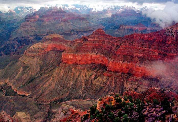 แอริโซนาเตือน - ภาพถ่ายจากแฟ้มภาพ - เส้นทางไคบับ (Kaibab Trail) ซึ่งทอดยาวจากขวาไปซ้ายตรงกลางภาพ ในอุทยานแห่งชาติแกรนด์แคนยอน