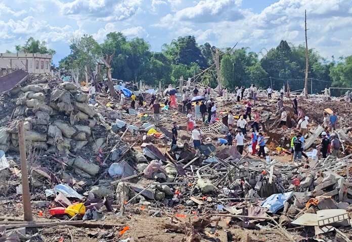 เจ้าหน้าที่กู้ภัยและชาวบ้านกำลังปฏิบัติการค้นหาผู้ประสบภัยหลังเกิดระเบิดในหมู่บ้าน Kaungtup ตำบล Namhkam รัฐฉาน ประเทศเมียนมาร์ เมื่อวันอาทิตย์ที่ 31 พฤษภาคม 2569