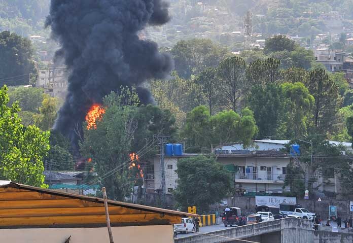ควันพวยพุ่งขึ้นจากเฮลิคอปเตอร์ MI-17 ของกองทัพบกที่ประสบอุบัติเหตุตกเนื่องจากความขัดข้องทางเทคนิค ในเมืองมูซาฟฟาราบาด เมืองหลวงของแคชเมียร์ที่อยู่ภายใต้การปกครองของปากีสถาน เมื่อวันพุธที่ 10 มิถุนายน 2026