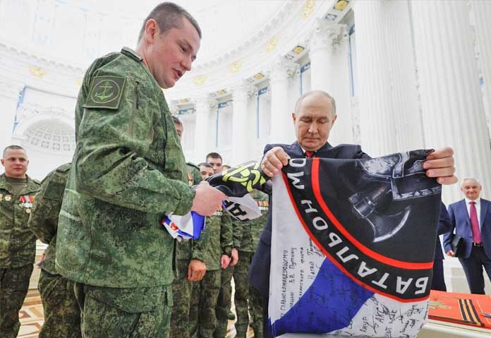 ประธานาธิบดีวลาดิมีร์ ปูติน แห่งรัสเซีย (ขวา) เข้าร่วมการประชุมกับผู้เข้าร่วมปฏิบัติการทางทหารพิเศษ ณ พระราชวังวุฒิสภาแห่งเครมลิน ในกรุงมอสโก เมื่อวันศุกร์ที่ 12 มิถุนายน 2026