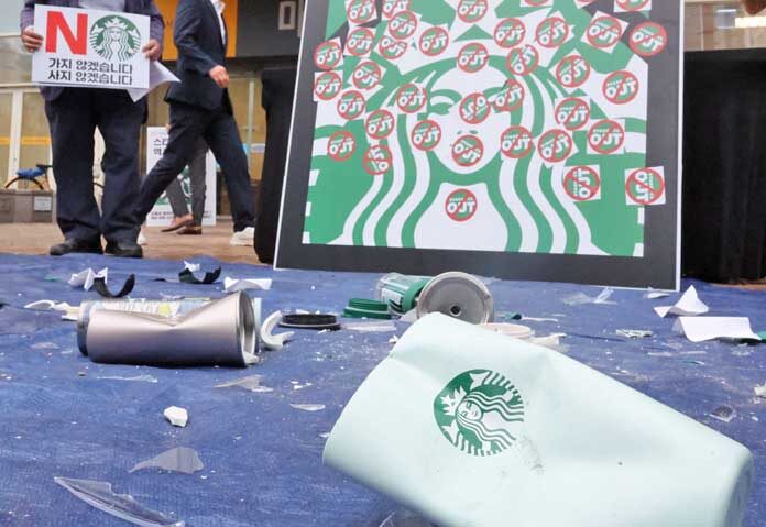 แก้วและถ้วยสตาร์บัคส์ที่แตกหักกระจัดกระจายอยู่ทั่วบริเวณระหว่างการประท้วงต่อต้านแคมเปญ "วันรถถัง" ของสตาร์บัคส์ ซึ่งเปิดตัวในวันเดียวกับวันครบรอบการลุกฮือ 18 พฤษภาคม ที่เมืองกวางจู ประเทศเกาหลีใต้ เมื่อวันที่ 21 พฤษภาคม 2026 ซึ่งรัฐบาลทหารในขณะนั้นได้ส่งกองกำลังและรถถังเข้ามาปราบปรามการชุมนุมเรียกร้องประชาธิปไตยครั้งใหญ่