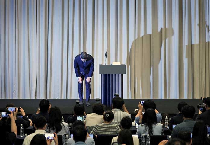 นายชอง ยงจิน ประธานกลุ่มบริษัทชินเซแกของเกาหลีใต้ โค้งคำนับขณะกล่าวขอโทษต่อสาธารณชนเกี่ยวกับแคมเปญ "วันรถถัง" ของสตาร์บัคส์ ซึ่งเปิดตัวในวันเดียวกับวันครบรอบการลุกฮือที่กวางจูเมื่อวันที่ 18 พฤษภาคม ซึ่งรัฐบาลทหารในขณะนั้นส่งกองกำลังและรถถังเข้าปราบปรามการชุมนุมเรียกร้องประชาธิปไตย ในกรุงโซล ประเทศเกาหลีใต้ เมื่อวันที่ 26 พฤษภาคม 2026