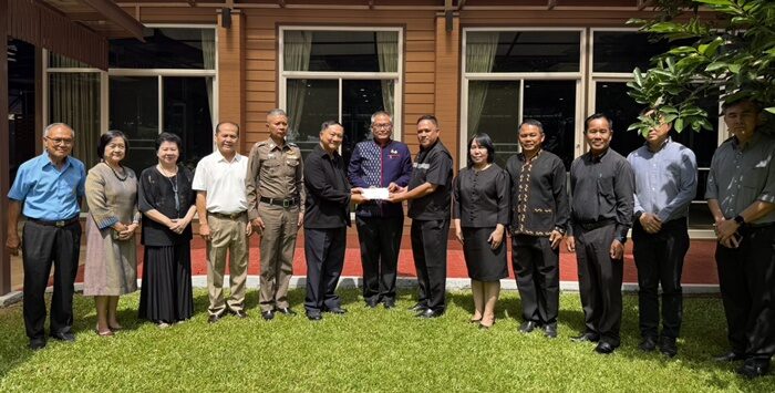 พล.ต.อ.อดุลย์ หนุนปลูกต้นไม้ริมโขงนครพนม มอบ 1 แสนบาทสร้างถนนสีเขียว