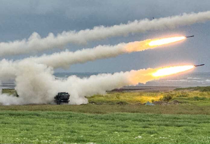 ภาพถ่ายจากแฟ้มภาพ: ระบบจรวดปืนใหญ่เคลื่อนที่เร็ว (HIMARS) ของไต้หวันยิงจรวดระหว่างการฝึกซ้อมทางทหารด้วยกระสุนจริง ซึ่งจำลองการรุกรานของศัตรู ในเมืองไท่จง ไต้หวัน เมื่อวันที่ 10 มิถุนายน 2569
