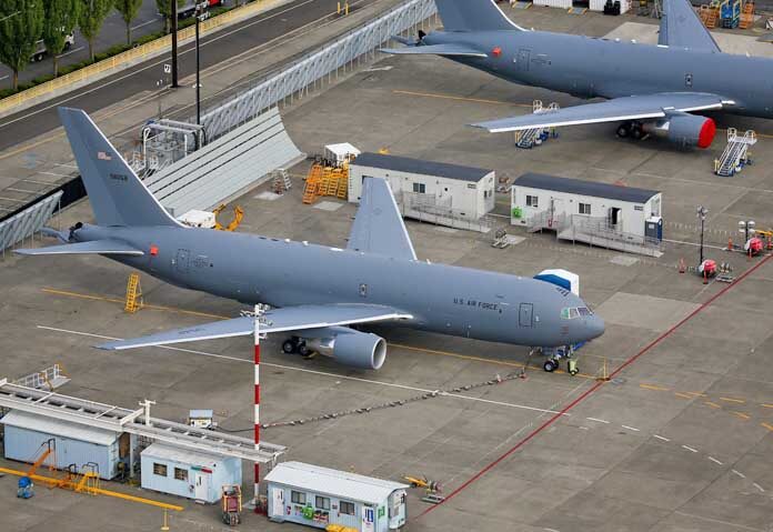 ภาพถ่ายจากแฟ้มภาพ: ภาพมุมสูงของเครื่องบินเติมเชื้อเพลิงกลางอากาศ Boeing KC-46 Pegasus ที่จอดอยู่ที่สนามบินนานาชาติคิงเคาน์ตี้-โบอิ้งฟิลด์ ในซีแอตเติล รัฐวอชิงตัน สหรัฐอเมริกา