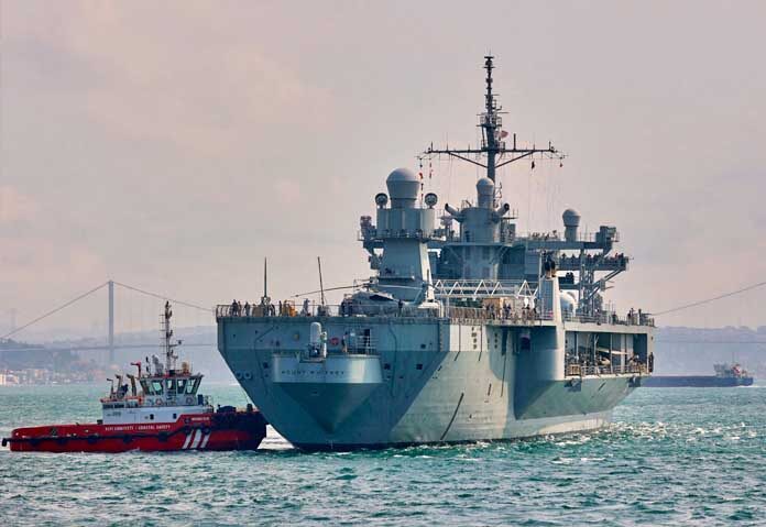 ภาพถ่ายจากแฟ้มภาพ: เรือ USS Mount Whitney (LCC-20) เรือธงของกองเรือที่ 6 แห่งกองทัพเรือสหรัฐฯ เดินทางมาถึงอิสตันบูล ประเทศตุรกี