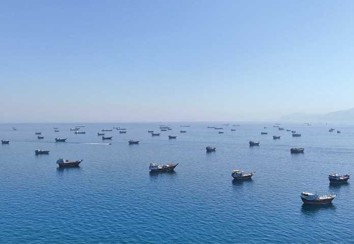 ภาพถ่ายจากโดรนแสดงภาพเรือที่จอดทอดสมออยู่ในช่องแคบฮอร์มุซ มองเห็นจากเมืองมูซันดัม ประเทศโอมาน