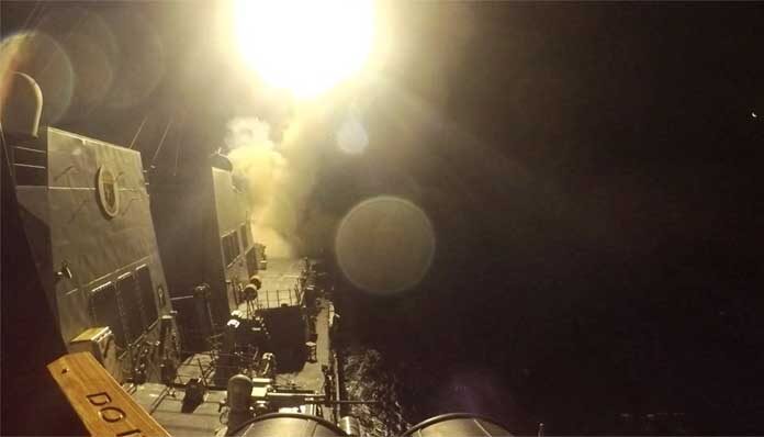 เรือรบ USS Michael Murphy (DDG 112) ยิงขีปนาวุธร่อน Tomahawk จากตำแหน่งที่ไม่ทราบแน่ชัด ขณะที่สหรัฐฯ เปิดฉากโจมตีเป้าหมายหลายแห่งในอิหร่านเมื่อคืนที่ผ่านมา ภาพนิ่งนี้ได้มาจากวิดีโอที่เผยแพร่เมื่อวันที่ 10 มิถุนายน 2026