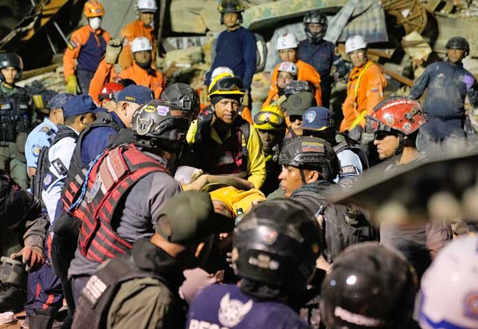 เจ้าหน้าที่กู้ภัยค้นหาผู้รอดชีวิตท่ามกลางซากปรักหักพังของอาคารที่พังถล่มหลังเกิดแผ่นดินไหวในกรุงการากัส ประเทศเวเนซุเอลา เมื่อวันพุธที่ 24 มิถุนายน 2026