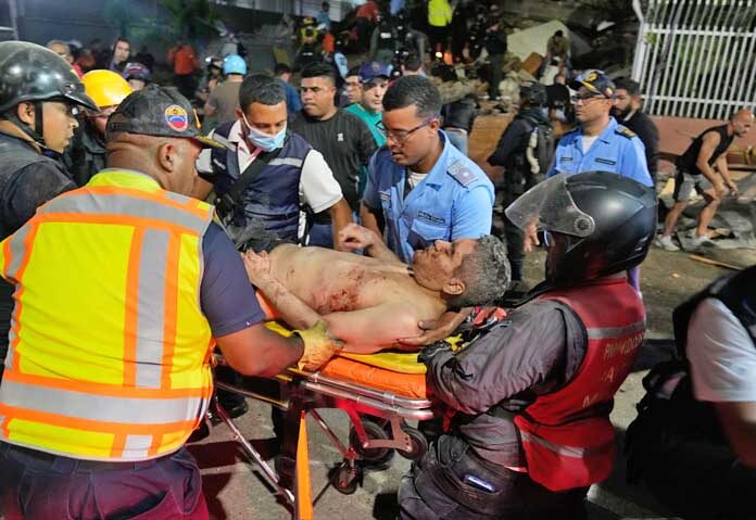 เจ้าหน้าที่กู้ภัยแบกผู้บาดเจ็บหลังเกิดแผ่นดินไหวในกรุงการากัส ประเทศเวเนซุเอลา เมื่อวันพุธที่ 24 มิถุนายน 2026
