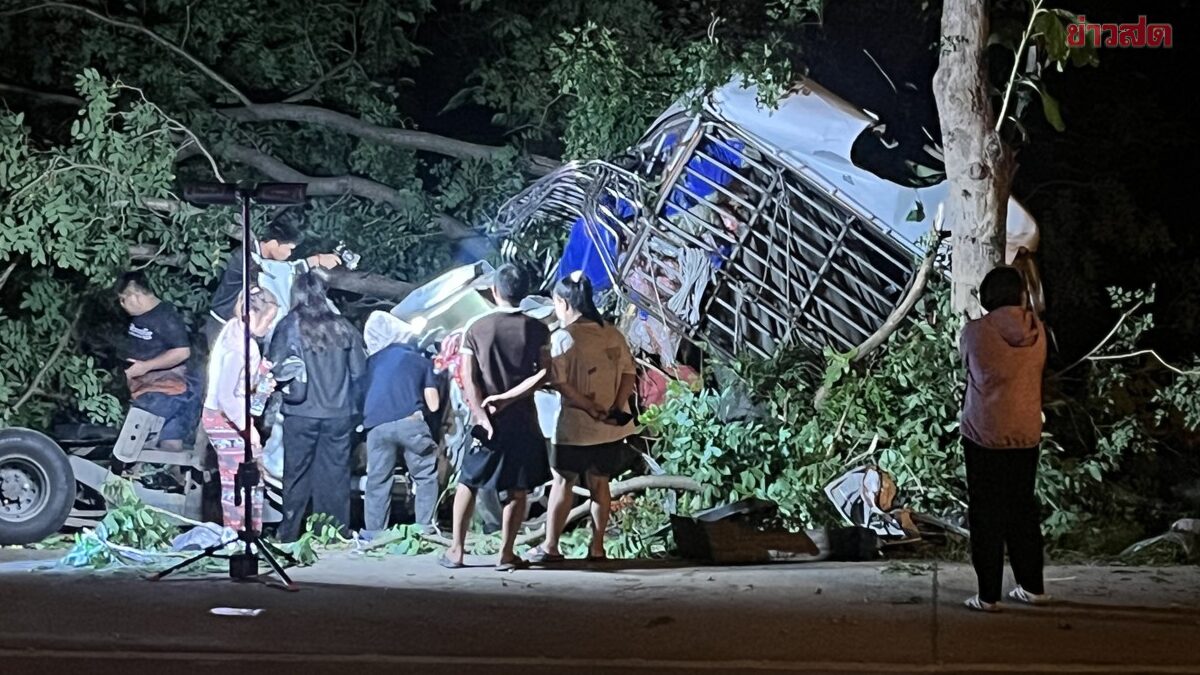 รถขนพริก ยางระเบิด พุ่งชนต้นไม้ข้างทาง คนขับเสียชีวิตคาที่