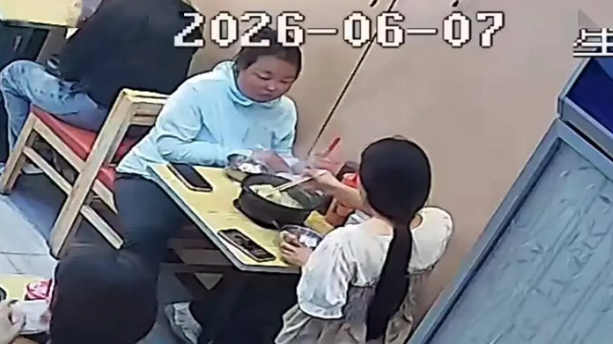 สาวจีนสั่งก๋วยเตี๋ยว 1 ชามกิน 2 คน ก่อนถ่ายรูปดราม