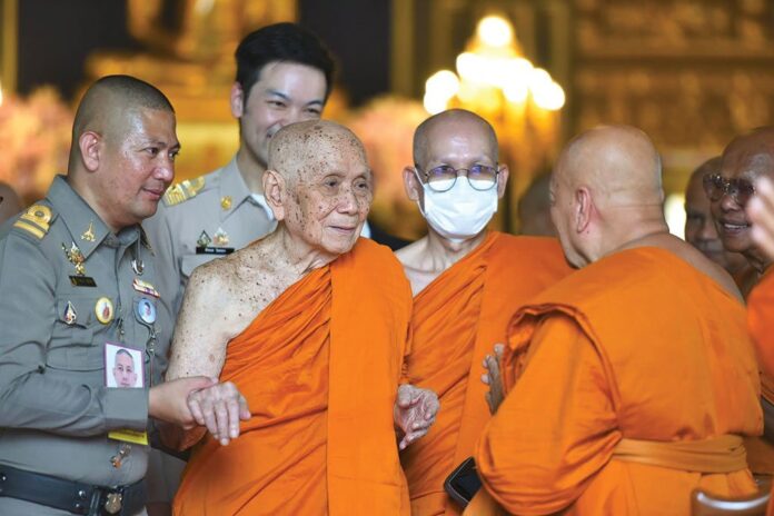 สดจากหน้าพระ