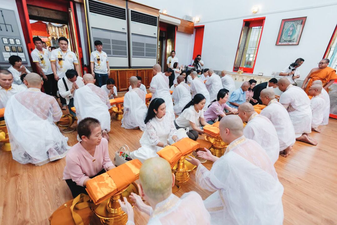 สดจากหน้าพระ