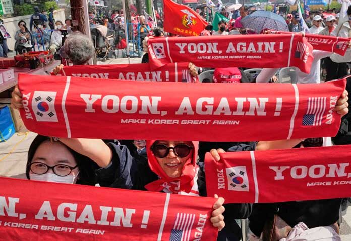 ผู้สนับสนุนอดีตประธานาธิบดี ยุน ซุก ยอล แห่งเกาหลีใต้ เข้าร่วมการชุมนุมนอกศาลสูงกรุงโซล ประเทศเกาหลีใต้ เมื่อวันพุธที่ 29 เมษายน 2569