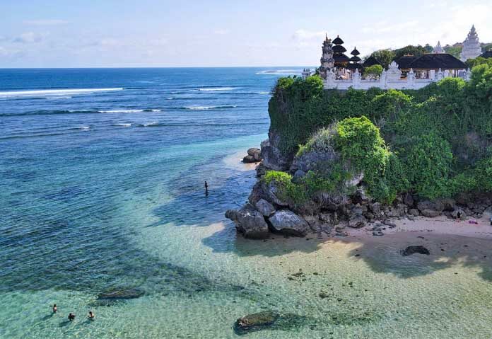 สำนักงานวิจัยและนวัตกรรมแห่งชาติของอินโดนีเซีย (BRIN) กล่าวว่า การวิจัยที่ดำเนินการตามแนวชายฝั่งทางตอนใต้ของเกาะชวาและบาหลีได้เปิดเผยหลักฐานที่ชัดเจนว่าเคยเกิดสึนามิครั้งใหญ่เมื่อประมาณ 400 ปีที่แล้ว ร่องรอยของเหตุการณ์หายนะครั้งนั้นยังคงพบได้ในปัจจุบัน โดยการตรวจสอบชั้นทรายจากสึนามิ ซากดึกดำบรรพ์ขนาดเล็กในทะเล โครงสร้างทางโบราณคดี และหลักฐานทางสิ่งแวดล้อมโบราณ นายเอโก ยูลิอันโต นักวิจัยของ BRIN กล่าวในการประชุมเชิงปฏิบัติการ