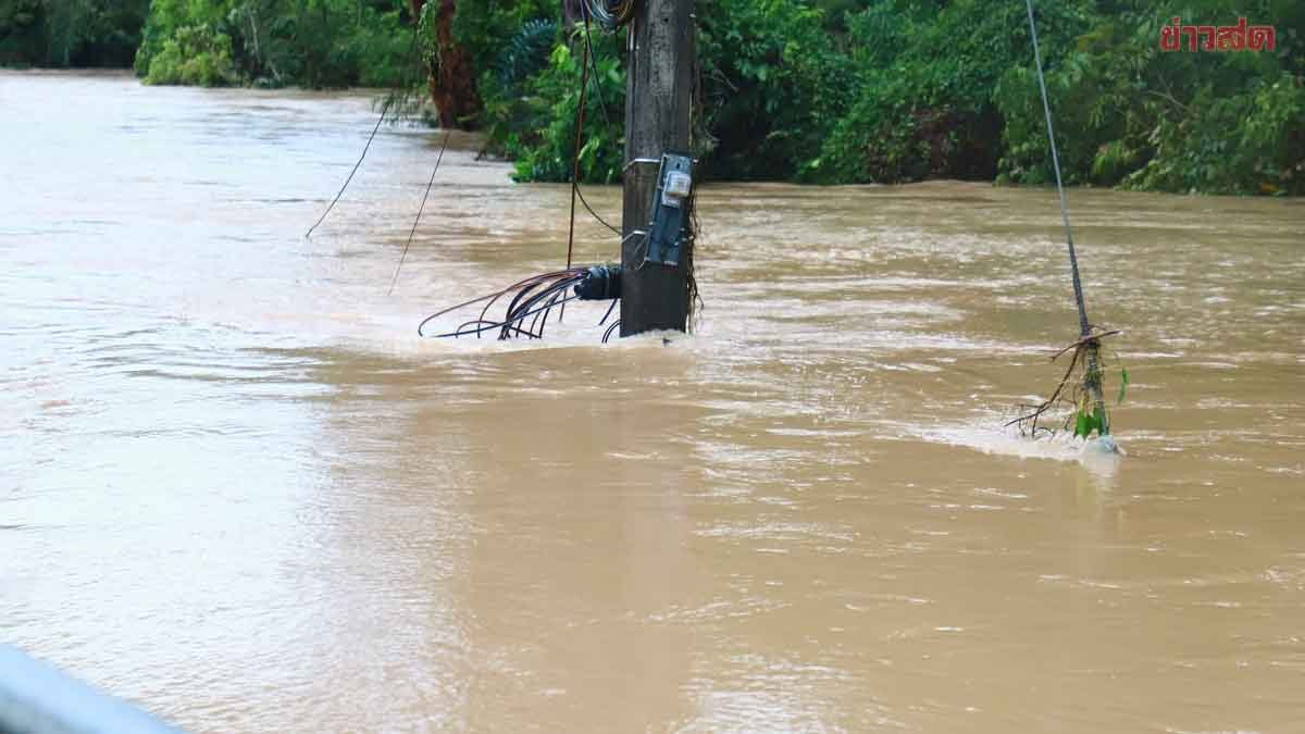 ตรังอ่วม ฝนถล่มน้ำท่วมถนน คอสะพานทรุด รถผ่านไม่ได้