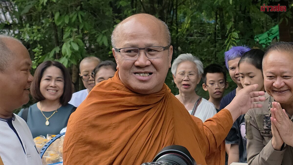 พระสิ้นคิด มอบทุนการศึกษา 4.6 ล้าน ในวันอายุวัฒนมงคล พร้อมจั