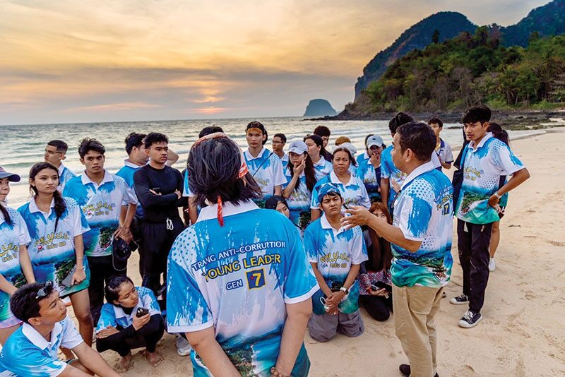 เพื่อนตัวเล็ก - วาฬบรูด้าอวดโฉม กลางทะเลอันดามัน
