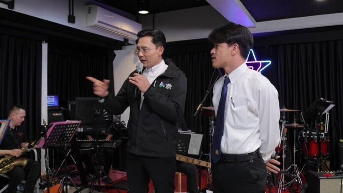 เปิดห้องซ้อมครั้งแรก! ชุมทางดาวทอง พาเจาะเบื้องลึก ก่อนขึ้นเวทีจริง