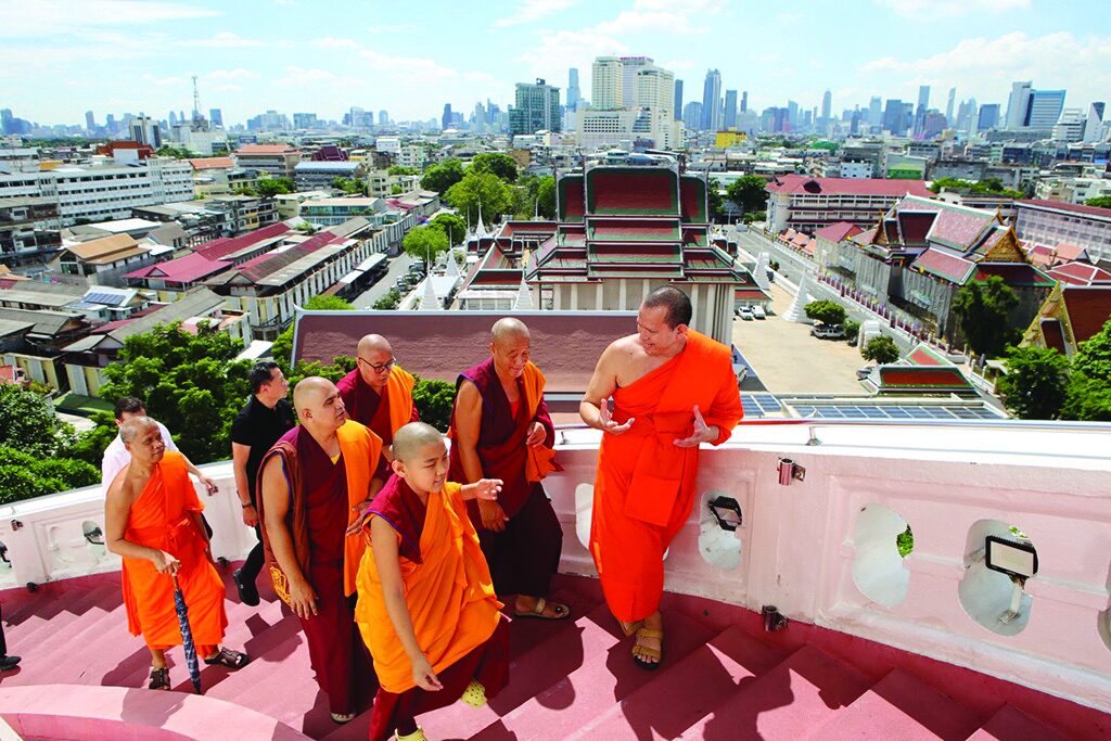 สดจากหน้าพระ - ‘ลามะอินเดีย’เยี่ยมชมวัดสระเกศ เจริญสัมพันธ์-สักการะภูเขาทอง