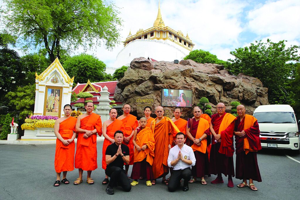 สดจากหน้าพระ - ‘ลามะอินเดีย’เยี่ยมชมวัดสระเกศ เจริญสัมพันธ์-สักการะภูเขาทอง