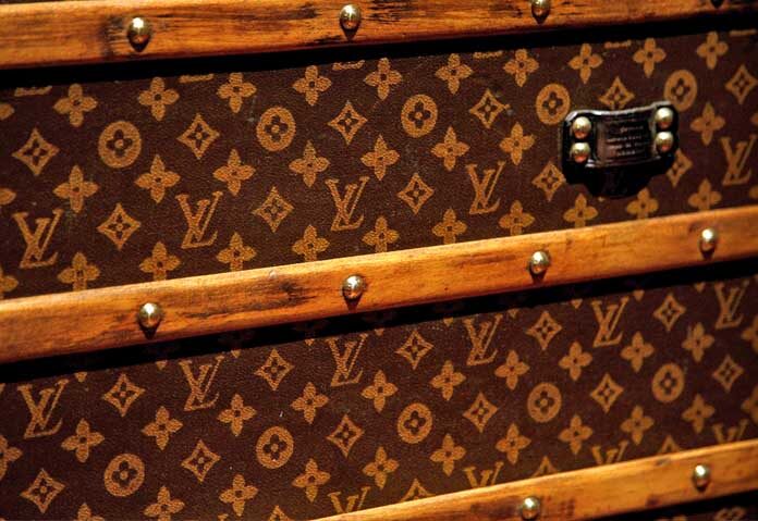 กระเป๋าเดินทางใบหนึ่งถูกจัดแสดงในนิทรรศการ "Fly, Sail, Travel" ของ Louis Vuitton ที่ Grand Palais ในกรุงปารีส เมื่อวันพฤหัสบดีที่ 3 ธันวาคม 2015 แบรนด์แฟชั่นชั้นนำ Louis Vuitton กำลังจัดแสดงความรู้ความชำนาญกว่า 160 ปีในปารีสด้วยนิทรรศการใหม่ที่เจาะลึกถึงประวัติศาสตร์ของกระเป๋าโมโนแกรมอันโด่งดัง