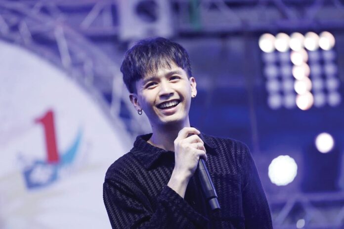 จับกระแสลูกทุ่ง