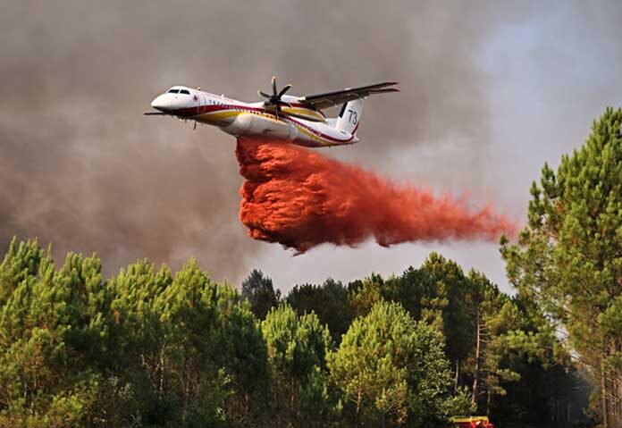 เครื่องบิน De Havilland Canada Dash 8-400 ปล่อยสารหน่วงไฟขณะบินเหนือป่าใกล้เมืองบลาโกน ระหว่างเกิดไฟป่าในภาคตะวันตกเฉียงใต้ของฝรั่งเศส เมื่อวันพุธที่ 29 กรกฎาคม 2026