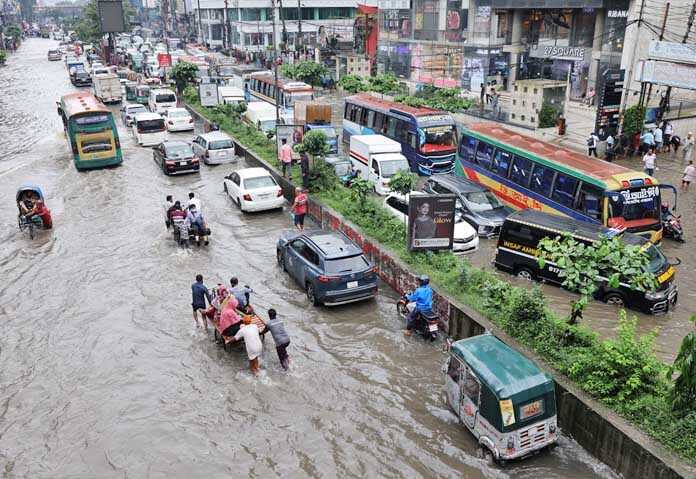 รถยนต์แล่นผ่านถนนที่ถูกน้ำท่วมหลังฝนตกหนักในกรุงธากา ประเทศบังกลาเทศ เมื่อวันที่ 12 กรกฎาคม 2569