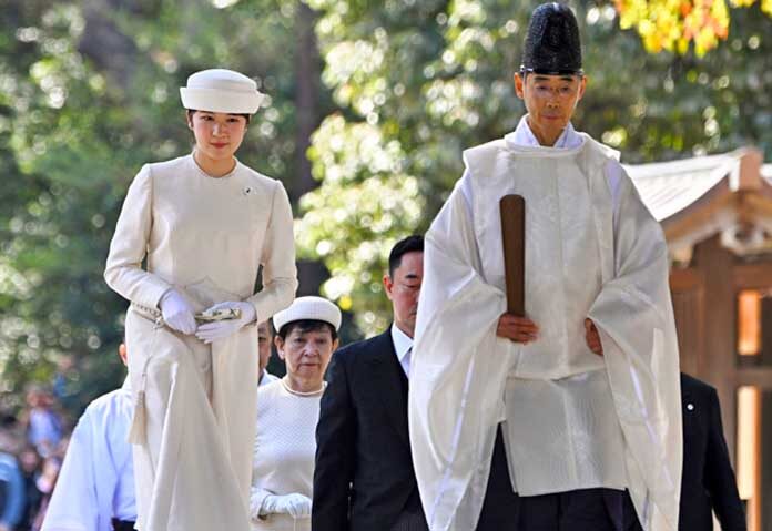 ภาพถ่ายจากแฟ้มภาพ - เจ้าหญิงไอโกะ พระธิดาของสมเด็จพระจักรพรรดินารุฮิโตะและสมเด็จพระจักรพรรดินีมาซาโกะ แห่งญี่ปุ่น (ซ้าย) เสด็จพระราชดำเนินเพื่อร่วมพิธีรำลึกครบรอบ 110 ปี แห่งการสวรรคตของพระมเหสีอดีตสมเด็จพระจักรพรรดิเมจิ ณ ศาลเจ้าเมจิ กรุงโตเกียว เมื่อวันที่ 10 เมษายน 2567