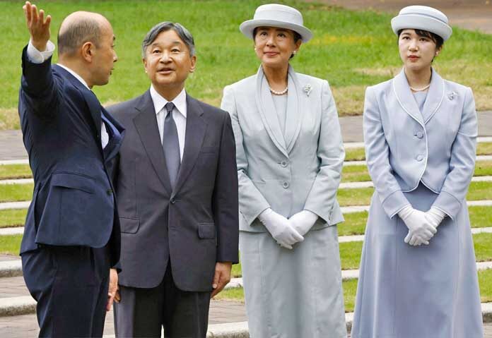 ญี่ปุ่นแก้ร่างกฎหมาย! - ภาพถ่ายจากแฟ้มภาพ - สมเด็จพระจักรพรรดินารุฮิโตะ (ซ้ายกลาง) สมเด็จพระจักรพรรดินีมาซาโกะ (ขวากลาง) และเจ้าหญิงไอโกะ (ขวา) ทรงฟังคำปราศรัยของนายชิโร ซูซูกิ นายกเทศมนตรีเมืองนางาซากิ ขณะเสด็จเยือนอนุสรณ์สถานผู้เสียชีวิตจากการทิ้งระเบิดปรมาณู ณ สวนสันติภาพในเมืองนางาซากิ ทางตะวันตกของญี่ปุ่น เมื่อวันที่ 12 กันยายน 2568