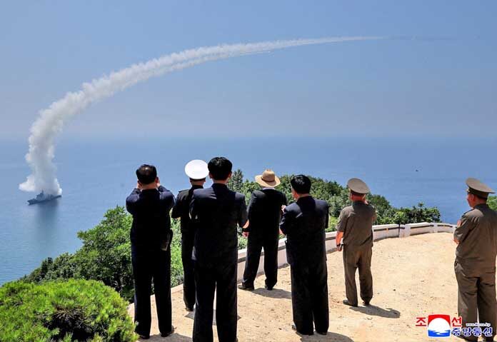 ภาพนี้เผยแพร่เมื่อวันที่ 5 กรกฎาคม 2026 โดยสำนักข่าวกลางเกาหลีเหนือ (KCNA) อย่างเป็นทางการ เมื่อวันที่ 3 กรกฎาคม 2026 แสดงให้เห็นผู้นำเกาหลีเหนือ คิม จองอุน กำลังสังเกตการณ์การประเมินระบบการรบของเรือพิฆาตคังคอนที่สร้างใหม่ รวมถึงการทดสอบยิงขีปนาวุธร่อนเชิงกลยุทธ์ ณ สถานที่ที่ไม่ทราบแน่ชัดในเกาหลีเหนือ