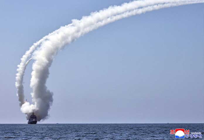 ภาพนี้เผยแพร่เมื่อวันที่ 5 กรกฎาคม 2026 โดยสำนักข่าวกลางเกาหลีเหนือ (KCNA) เมื่อวันที่ 3 กรกฎาคม 2026 แสดงให้เห็นเรือพิฆาตคังคอนที่สร้างขึ้นใหม่กำลังทำการทดสอบระบบการรบ รวมถึงการทดสอบยิงขีปนาวุธร่อนเชิงกลยุทธ์ ณ สถานที่ที่ไม่ทราบแน่ชัดในเกาหลีเหนือ